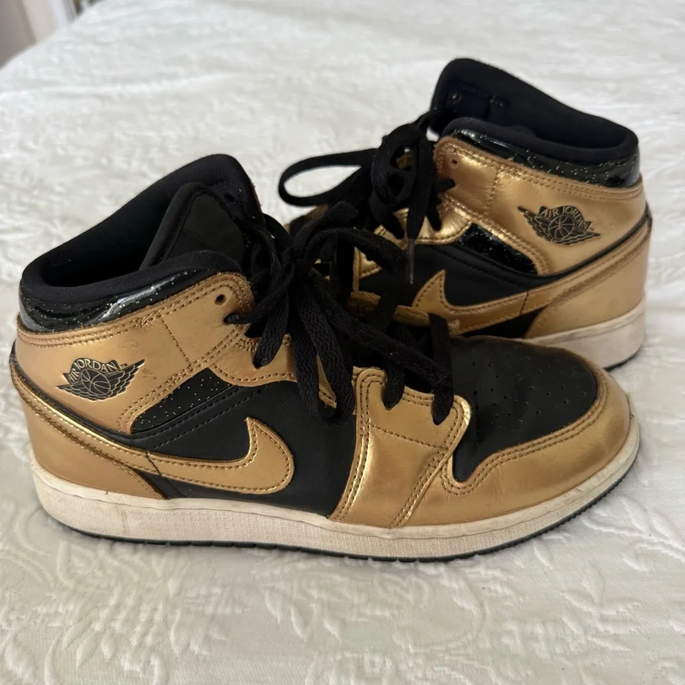 NIKE Air Jordan’s 1 Retro 1 High OG Metallic Gold High Top size 6Y